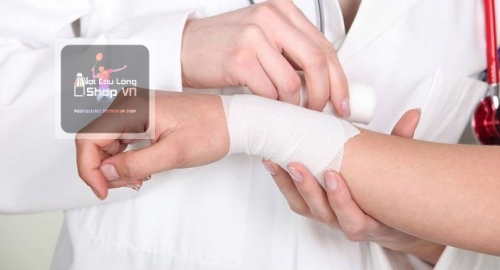 Chấn thương cổ tay khi chơi cầu lông do đâu? 4 Cách chữa nhanh