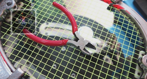 Cách cắt lưới vợt cầu lông đúng chuẩn, không hư hại vợt 100%