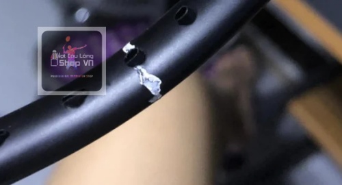 Vợt cầu lông bị xước sơn nghiêm trọng thế nào và xử lý ra sao?