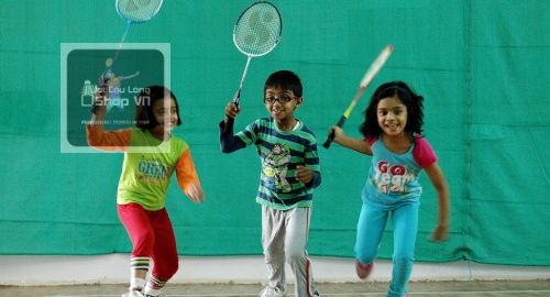 Giày cầu lông trẻ em có gì khác giày người lớn? Cần lưu ý gì khi mua?