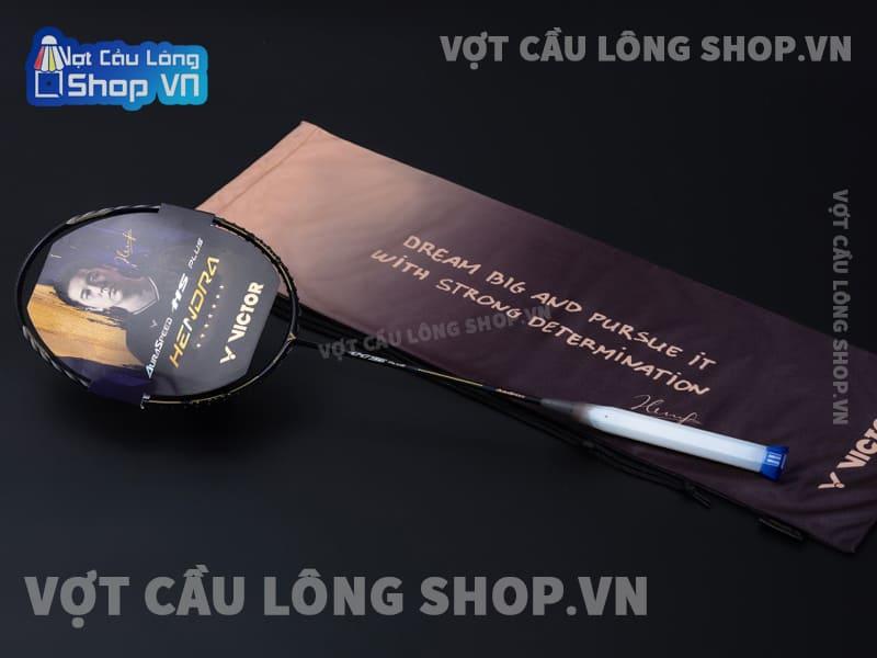 T&uacute;i đựng vợt VICTOR AURASPEED Hendra Setiawan mang th&ocirc;ng điệp &yacute; nghĩa &ldquo;Dream big and pursue it with strong determination&rdquo; (H&atilde;y mơ ước lớn v&agrave; theo đuổi n&oacute; với quyết t&acirc;m mạnh mẽ)